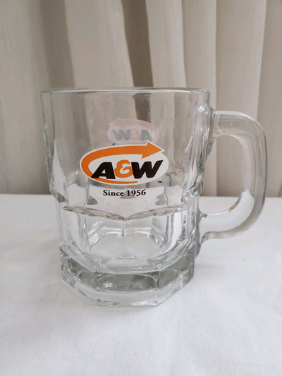 In excellent condition with no chips or cracks this Canadian English French logo mug measures just o...