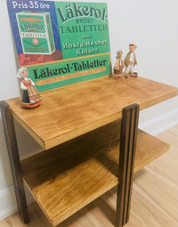 Oui disponible une table d’appoint vintage bois style Art Deco 