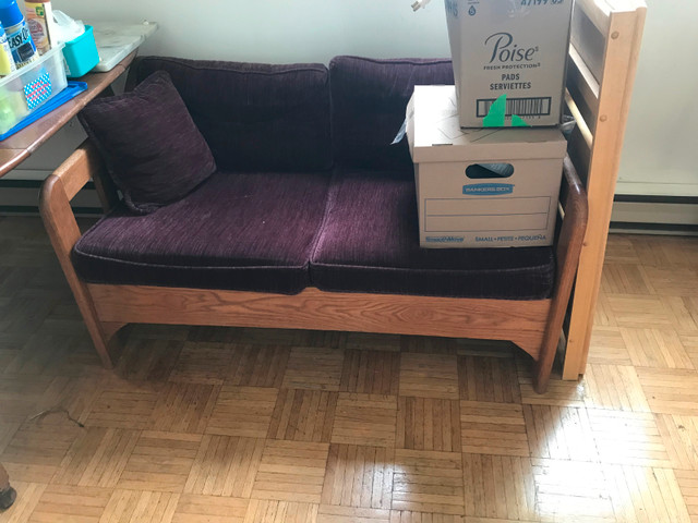 Sofa 2 places et fauteuil assorti  40$  + autres meubles en bois dans Sofas et futons  à Ville de Montréal