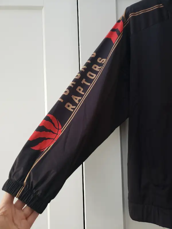 Toronto Raptors Qore Women's Windbreaker Medium Jacket Black in Women's - Tops & Outerwear in Markham / York Region - Image 4