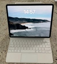 iPad Pro 12.9” 5th gen. 128GB w/ Magic Keyboard and Pencil