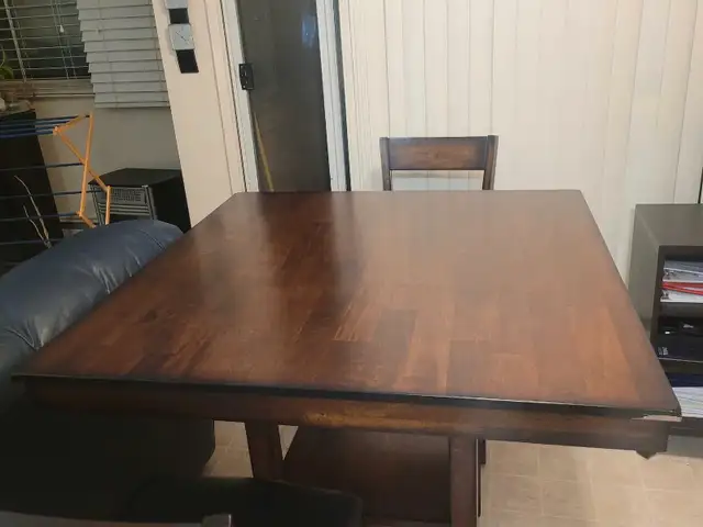Dining table Good Condition62863738271234129
