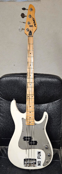Vintage White Peavey Fury Bass