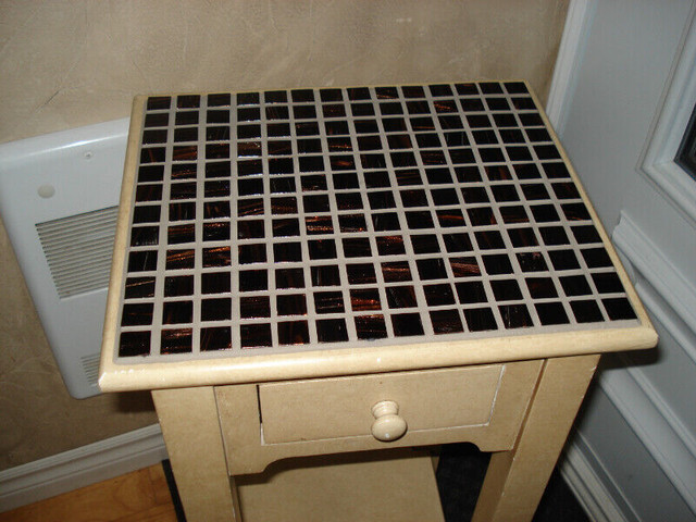 Petite table, 1 tiroir. dans Art et objets de collection  à Granby