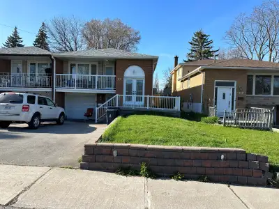 Comfortable private bedroom at lower unit of renovated house in North York. Walking distance to Sene...