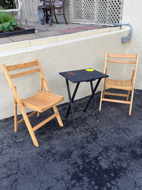 Table et chaises pliantes en bois très propres.