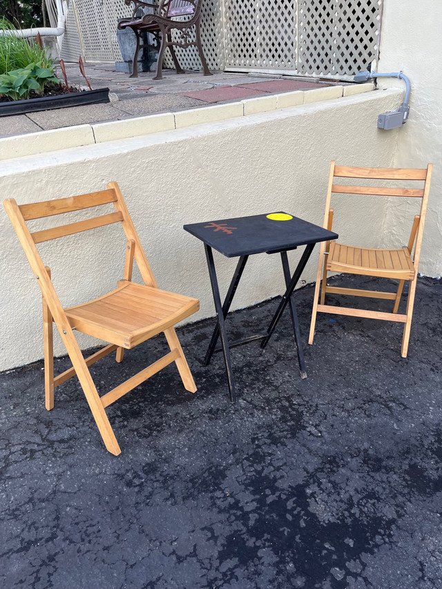 Table et chaises pliantes en bois très propres. dans Autres tables  à Laval/Rive Nord