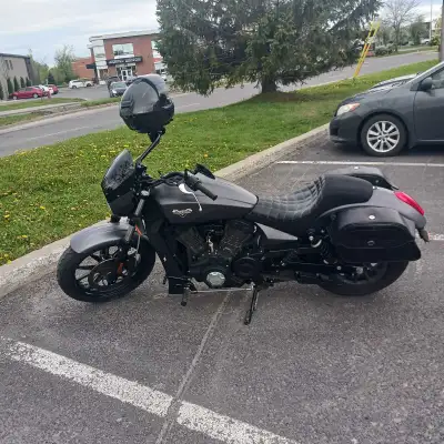 Je mets en vente ma moto Victory, un véritable bijou de puissance et de style. Bien qu'elle ne soit...