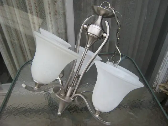 5-light chandelier in Indoor Lighting & Fans in City of Toronto - Image 3