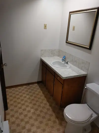 Top Floor 1 Bedroom Apartment Available For Rent Near B.U.