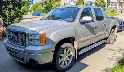 2007 GMC Sierra Denali AWD 187000 kms New windshield New brakes 5500$ in front end maintenance Leath...