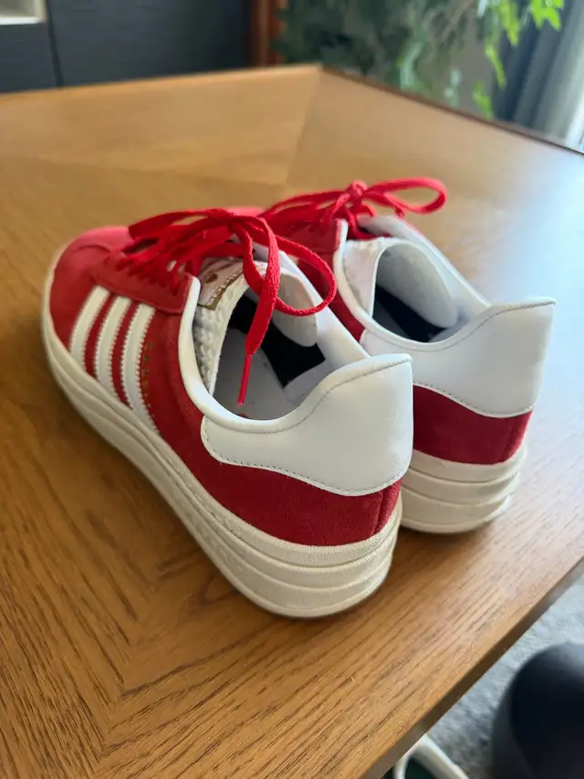 Chaussure Adidas gazelle orange/rouge Femme 10 in Women's - Shoes in City of Montréal - Image 3