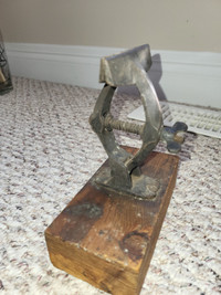 ANTIQUE SMALL 4" TABLE MOUNT SAW VISE - WOODWORKING TOOL