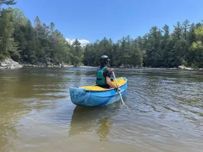Cours de canot solo en eau calme sur la rivière Petite-Nation, View more
