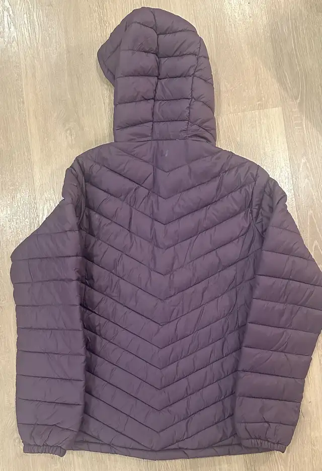 Mountain Warehouse Women’s Seasons Light Puffer - US 6 in Women's - Tops & Outerwear in Calgary - Image 3