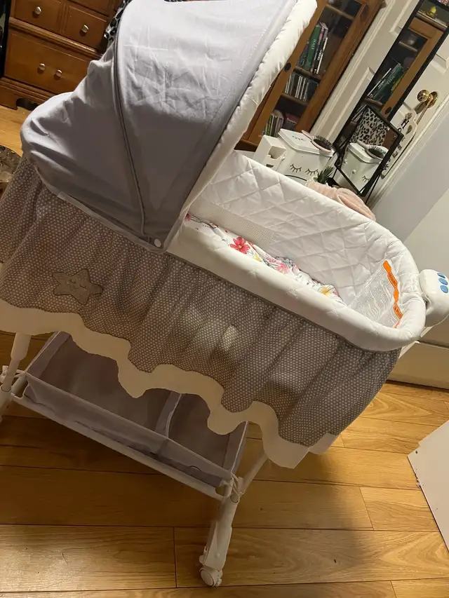 baby bassinet  in Cribs in Mississauga / Peel Region - Image 3