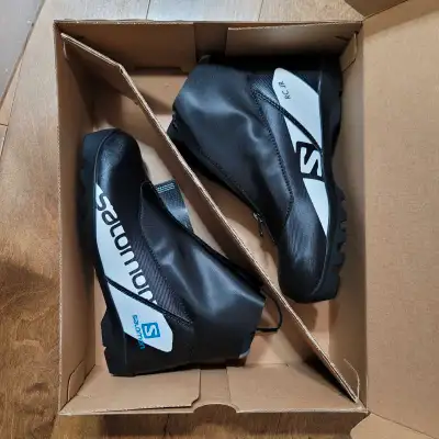 Youth cross country ski boots size youth 5.5 Brand new in the box. Purchased last year for Christmas...