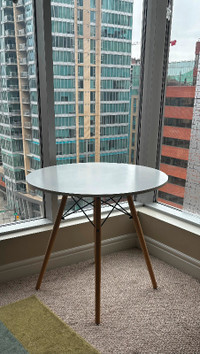 Round white dinning table