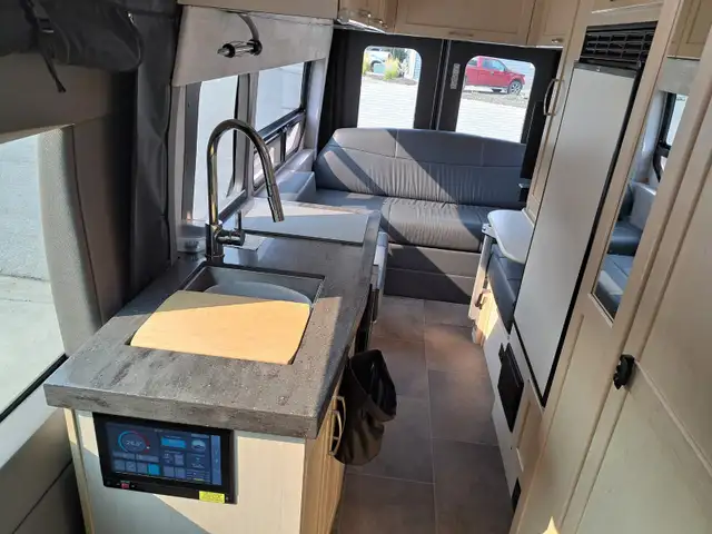 2021.5 Pleasure-Way Ontour 2.2 Class-B Motorhome in RVs & Motorhomes in Penticton - Image 7