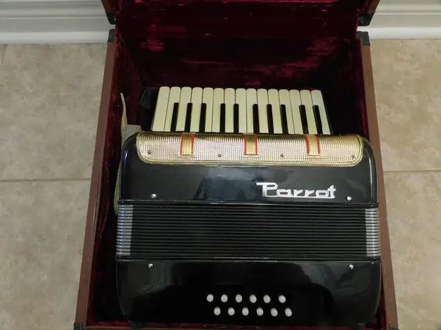 Vintage Parrot Accordion MUS1302 NO801 in Other in Markham / York Region - Image 4