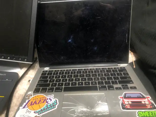 MacBook Pro (For parts)451076968069867520