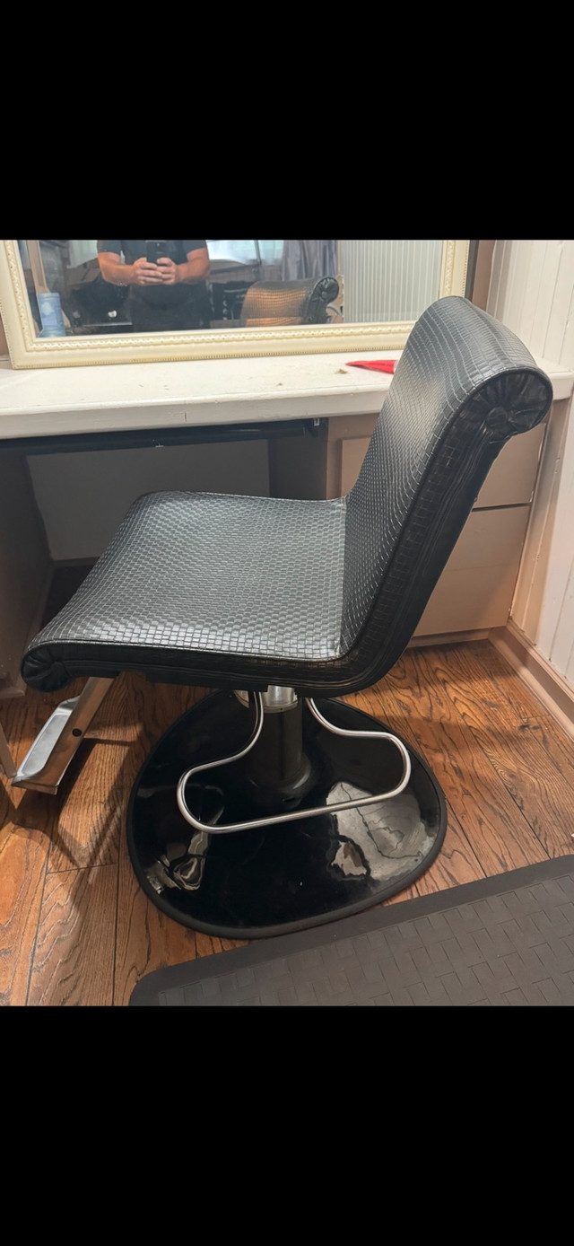 hydraulic bar chair  in Hair Stylist & Salon in Ottawa