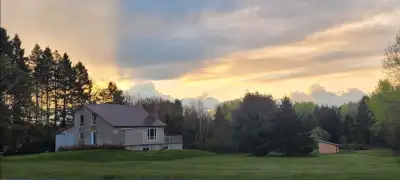 Maison avec très grand terrain de 200000 pieds carré avec 2 garage un à 2 étages l'autre en dessous...