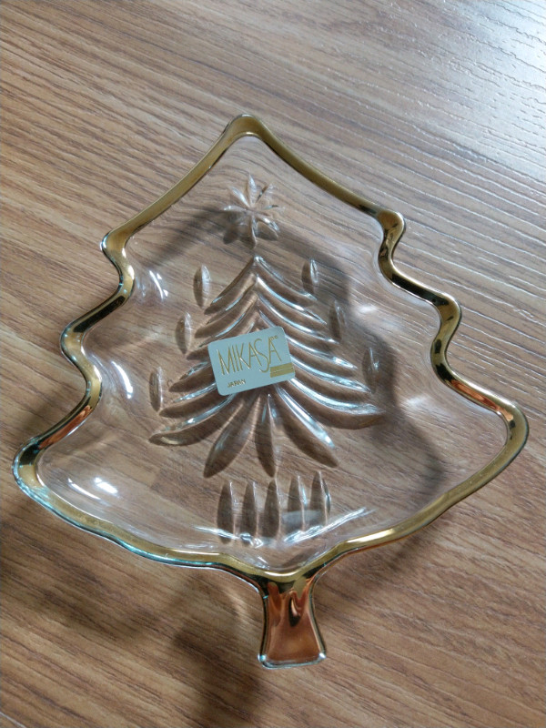 Mikasa Crystal Christmas Tree Candy Dish/Trivet with Gold Trim

 in Kitchen & Dining Wares in Bedford