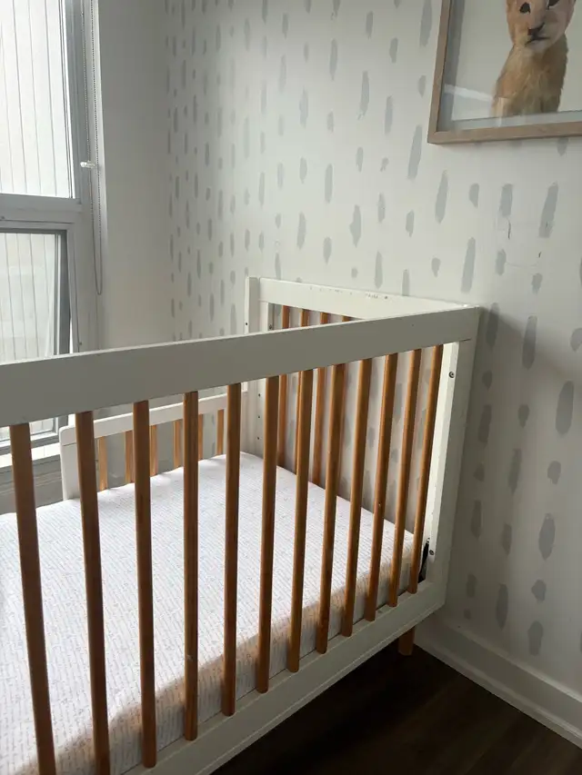 Crib + accessories in Cribs in City of Toronto - Image 3