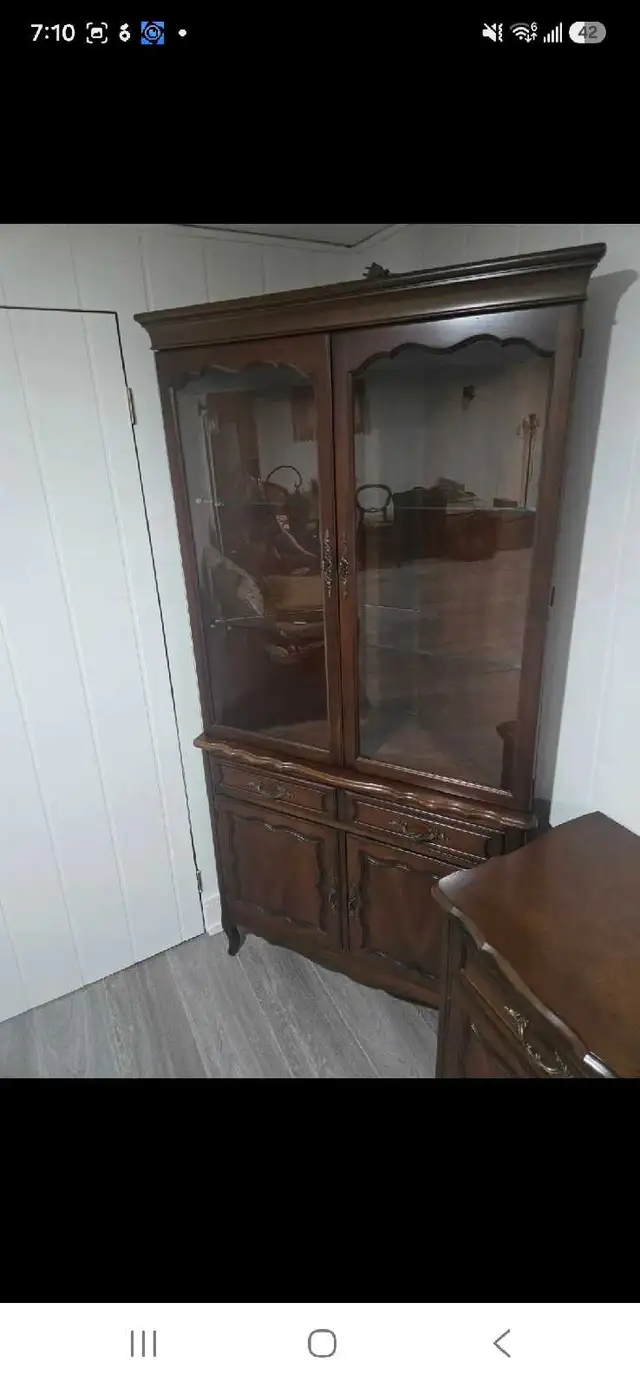 Malcom Furniture Vintage China Cabinet and Matching Buffet in Hutches & Display Cabinets in Mississauga / Peel Region - Image 3