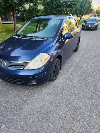 Nissan versa 2008 en bonne état air climatiser ne fonctionne pas système d'échappement refait