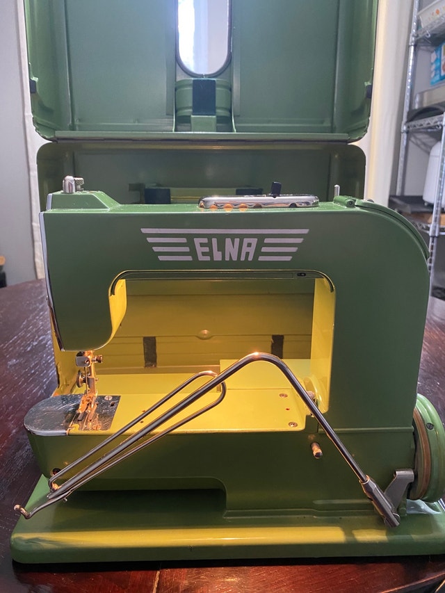 VINTAGE SEWING MACHINE Arts & Collectibles Kitchener / Waterloo
