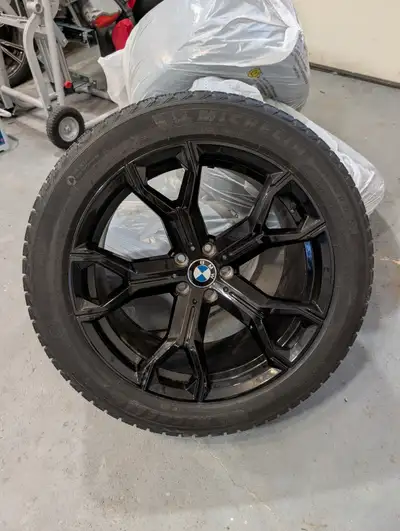 Staggered setup for a G05 (2018-) BMW X5 from a 2022 X5: - 275/45R20 front - 305/40R20 rear - TPMS s...