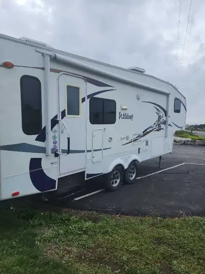 I'm selling my Wildcat 27' trailer, a well-equipped and comfortable RV that's ready for your next ad...