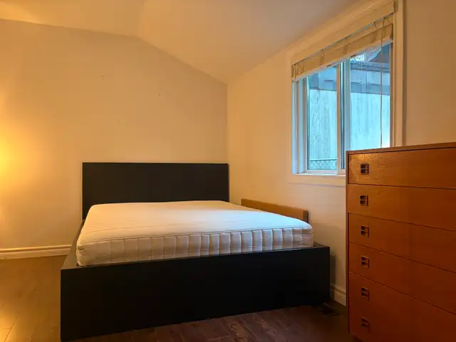 One bedroom in a two-bedroom apartment for rent dans Chambres à louer et colocs dans Ville de Toronto - Image 6
