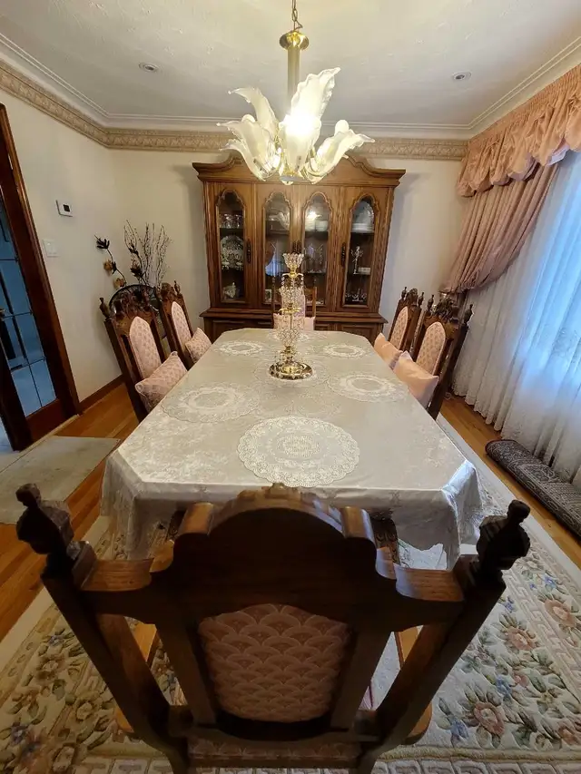 Vintage Solid Wood Dining Room Set with Matching China Cabinet in Dining Tables & Sets in City of Toronto - Image 3