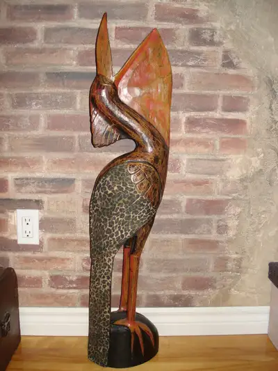 Pélica n de bois, ailes en tissu, Mesure: 39 pouces de haut = 30$ Aussi: Chien sculpté. = 30$ Aissi:...