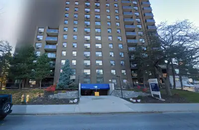 Prime Location: perfect for students 15 min bus ride to University of Windsor 7 min drive to campus...