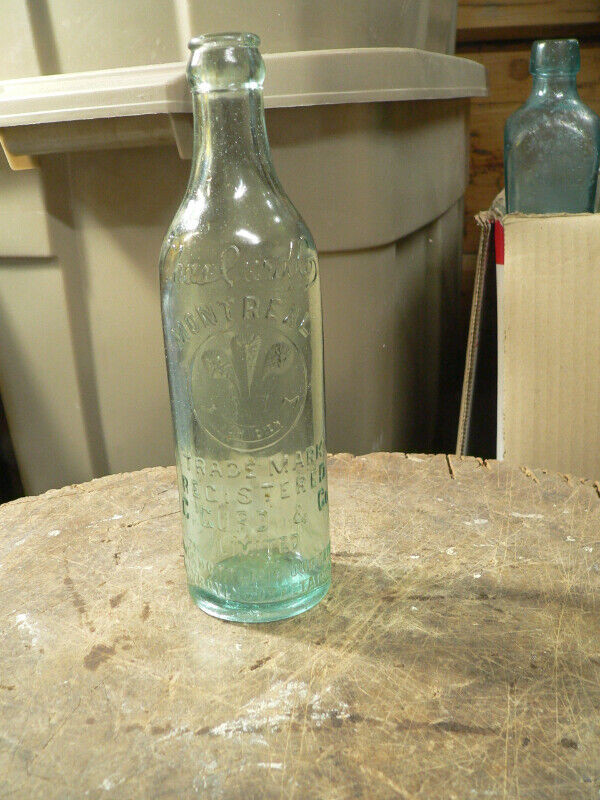 plusieurs bouteille antique liqueur embossé a différent prix dans Art et objets de collection  à Lanaudière