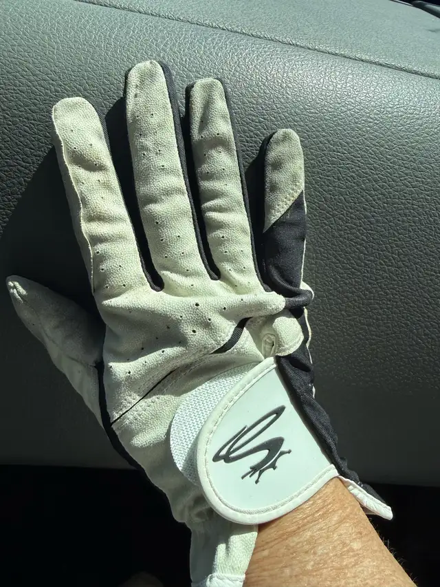 3 golf gloves438828470192711681