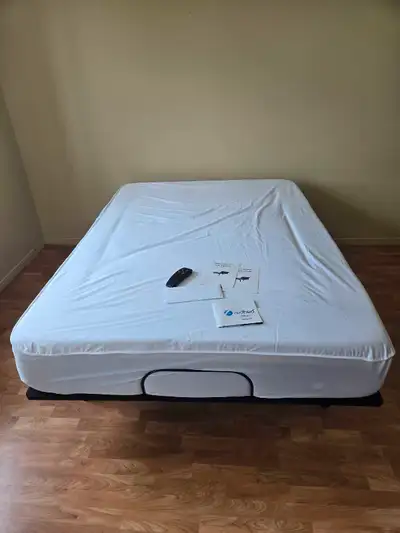 Lit électrique double et matelas double zedbed acheté en 2023 encore garantie jusqu'en 2028. Toujour...