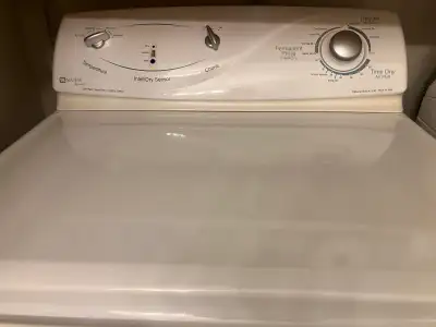 Je vends cet ensemble laveuse et sécheuse en bon état, comprenant une laveuse Samsung et une sécheus...
