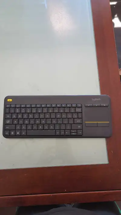 I'm selling a used Logitech K400 Plus Wireless Touch Keyboard, a convenient and compact keyboard wit...