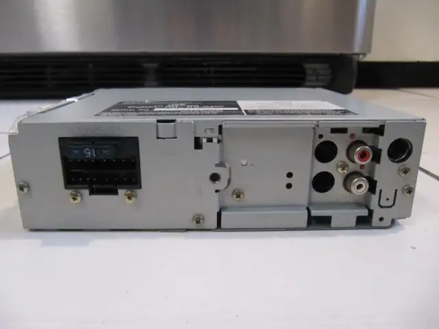 Classic JVC Model No KD-G300 CD Receiver 200watts Output XCond!! in General Electronics in Mississauga / Peel Region - Image 7