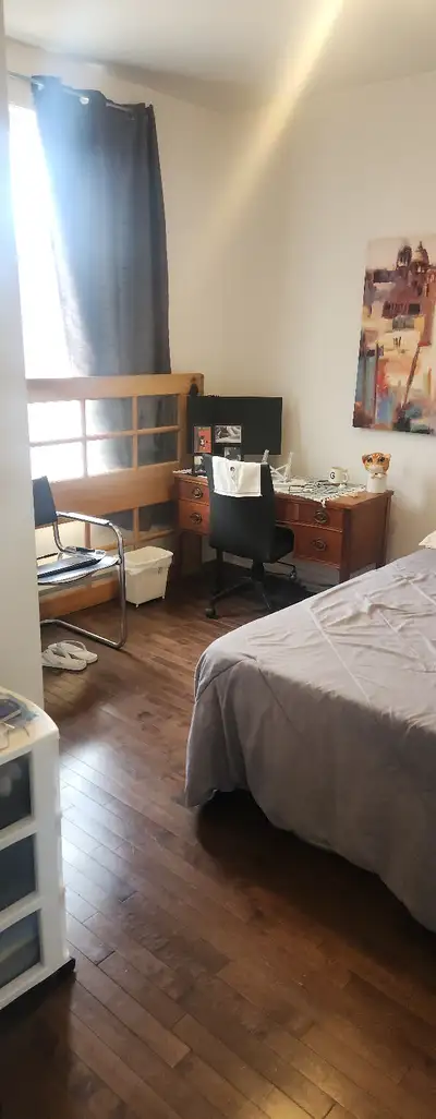 Large bedroom for rent on the top floor of a triplex in a beautiful and renovated, sunny plateau apa...