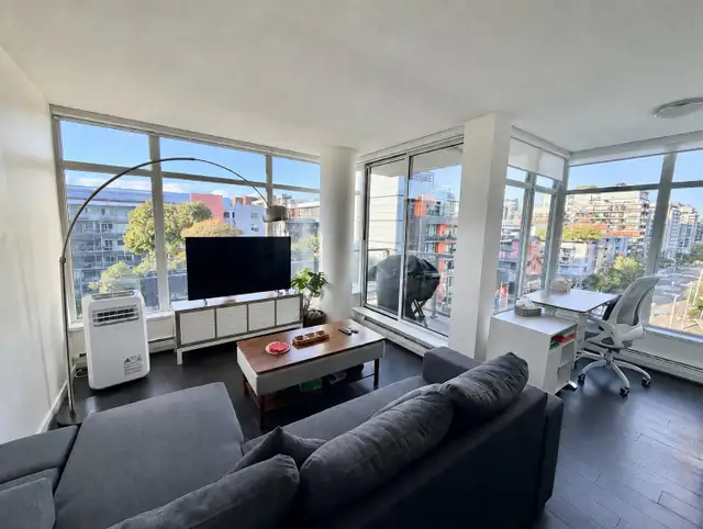 Fully furnished 1B1B+den corner unit in Olympic Village