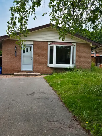 *****RARE MAIN FLOOR 2 LEVEL UNIT, 3 BEDROOMS****** This is not your typical main floor duplex!! Ava...