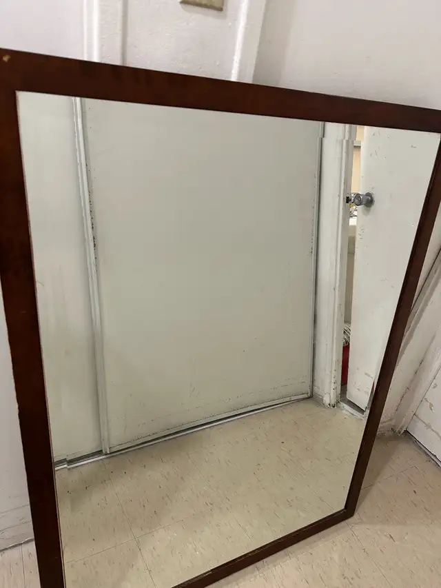 Large Wood Framed Wall Mirror in Home Décor & Accents in City of Toronto - Image 2