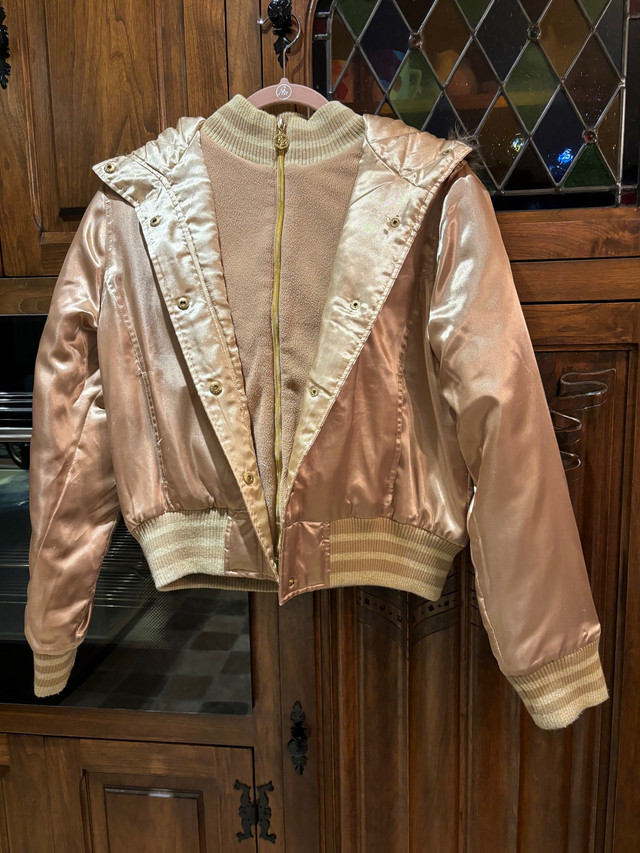 Woman’s Gold Hooded Puffer Jacket dans Femmes - Hauts et vêtements d'extérieur  à Ville de Montréal