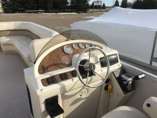 2005 25′ Crest Pontoon 50hp Merc 4-Stroke in Powerboats & Motorboats in London - Image 4